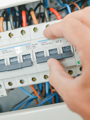 Elektro&shy;installation bei Muster Elektro in Musterstadt