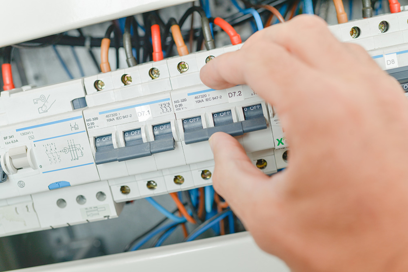 Elektro&shy;installation bei Muster Elektro in Musterstadt